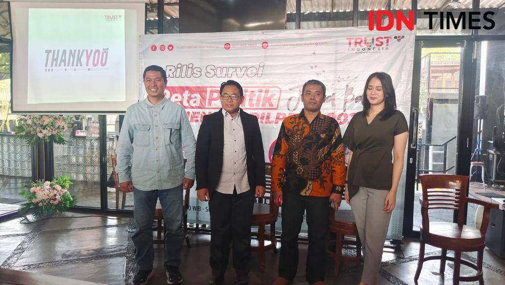 Direktur Eksekutif Trust Indonesia, Azhari Adrinal (kiri) usai memaparkan hasil survei Trust Indonesia di Jawa Barat. (IDNTimes/Dicky)
