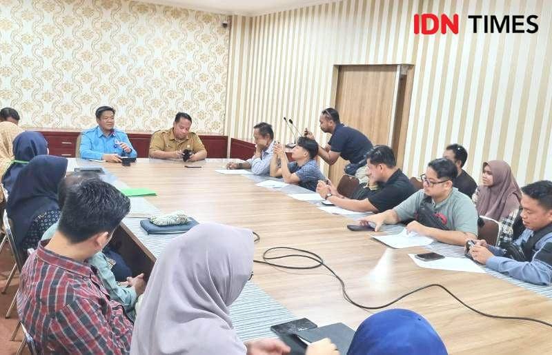 Direktur Perumda AMDT PPU, Abdul Rasyid ketika berikan keterangan pers terkait kebijakan diskon tarif air minum (IDN Times/Ervan)