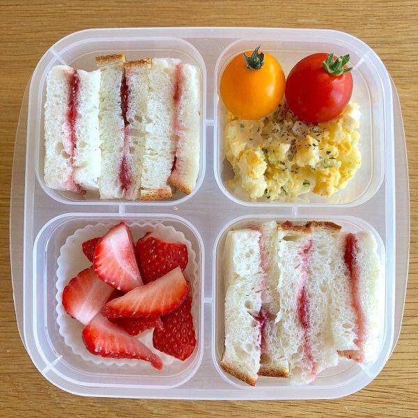 ilustrasi bekal strawberry cream cheese sandwich (id.pinterest.com/EasyLunchboxes)