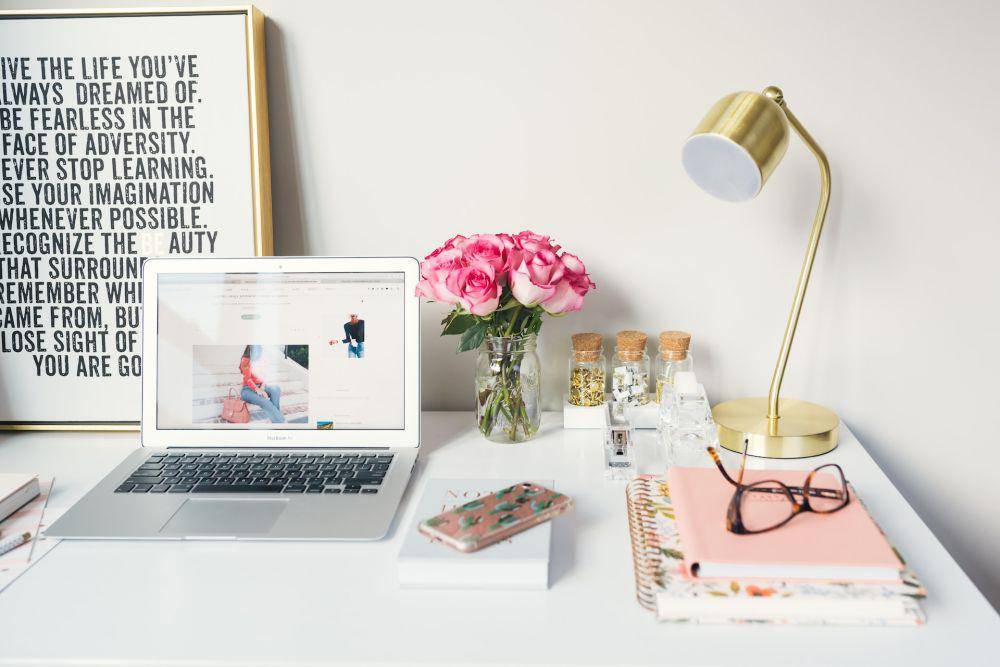 Desain meja belajar untuk anak perempuan (unsplash.com/Arnel Hasanovic)