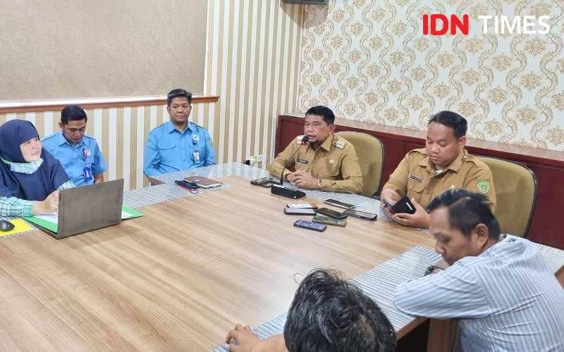 Bupati PPU Hamdam saat beri keterangan pers terkait kebijakan diskon tarif air minum Perumda AMDT PPU (IDN Times/Ervan)