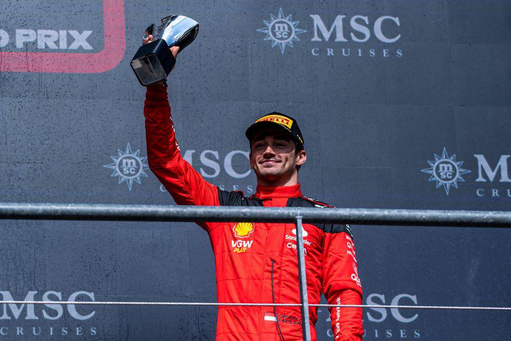 Charles Leclerc mengangkat trofi juara ketiga di GP Belgia 2023. (ferrari.com)