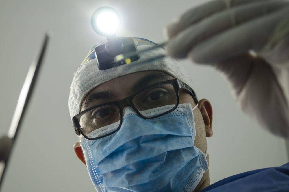 https://pixabay.com/id/photos/dokter-gigi-operasi-gigi-lampu-4373290/