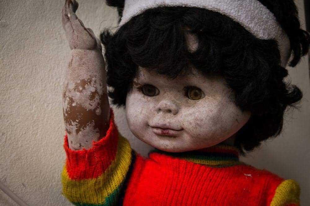 https://pixabay.com/id/photos/boneka-eng-jelek-cangkir-nya-718410/