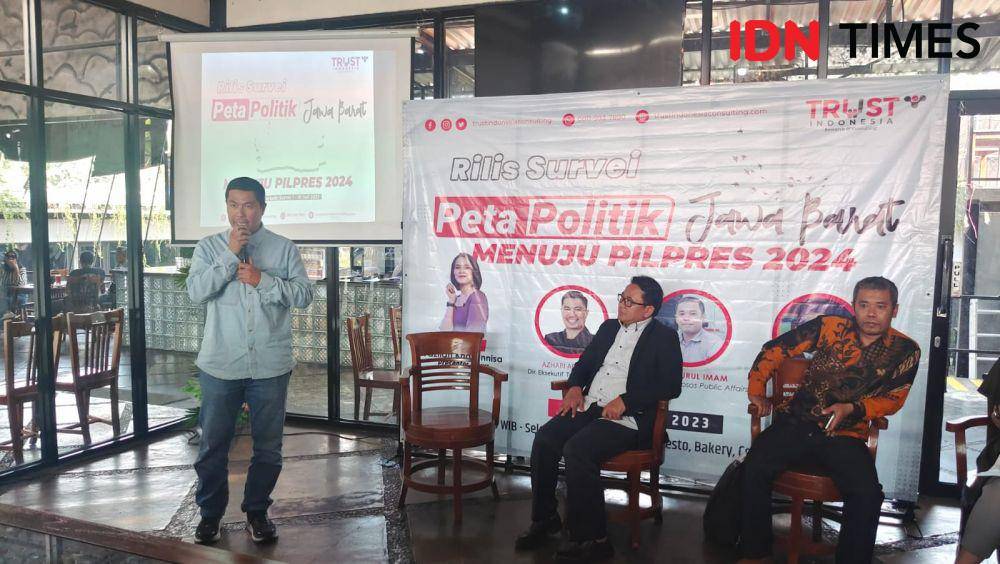 Direktur Eksekutif Trust Indonesia, Azhari Adrinal memaparkan hasil survei Trust Indonesia di Jawa Barat. (IDNTimes/Dicky)