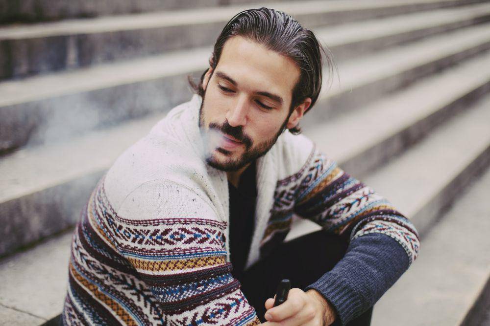 ilustrasi pengguna vape (unsplash.com/Elsa Donald)