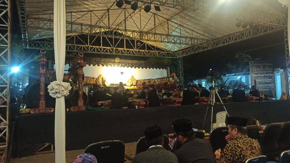 Tontonan Langka, Ribuan Warga Banyuwangi Nobar Wayang Kulit