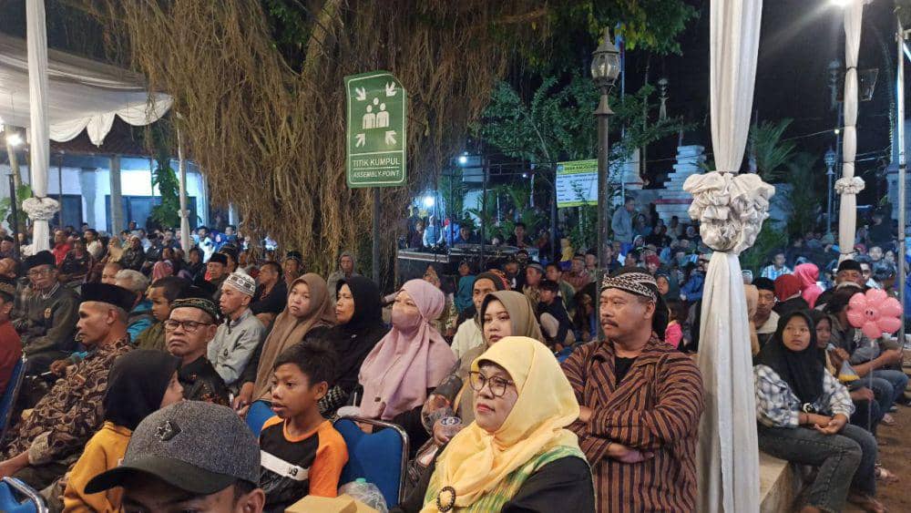 Pagelaran wayang kulit di Banyuwangi dikerumuni banyak orang. (FOTO: IDN Times/ Agung Sedana)
