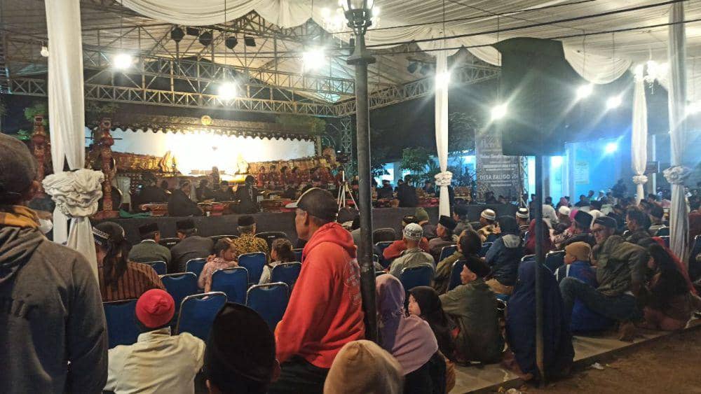 Pagelaran wayang kulit di Banyuwangi dikerumuni banyak orang. (FOTO: IDN Times/ Agung Sedana)