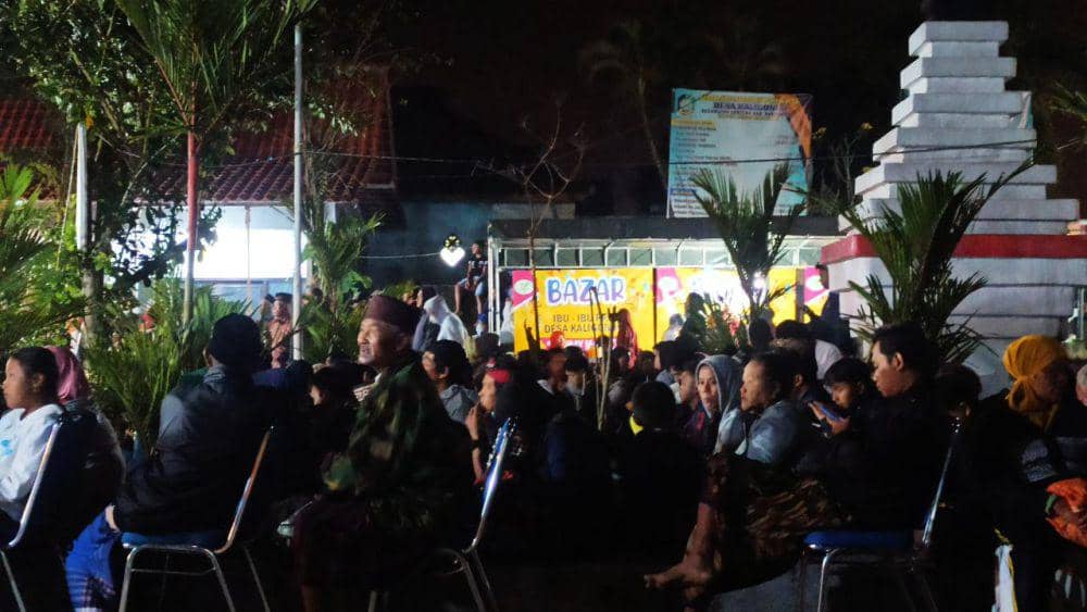 Pagelaran wayang kulit di Banyuwangi dikerumuni banyak orang. (FOTO: IDN Times/ Agung Sedana)