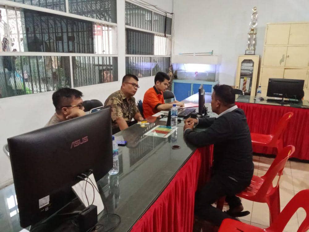 IL, lurah yang diduga melakukan korupsi saat dimintai keterangan Kejari Langkat. (IDN Times/ istimewa)