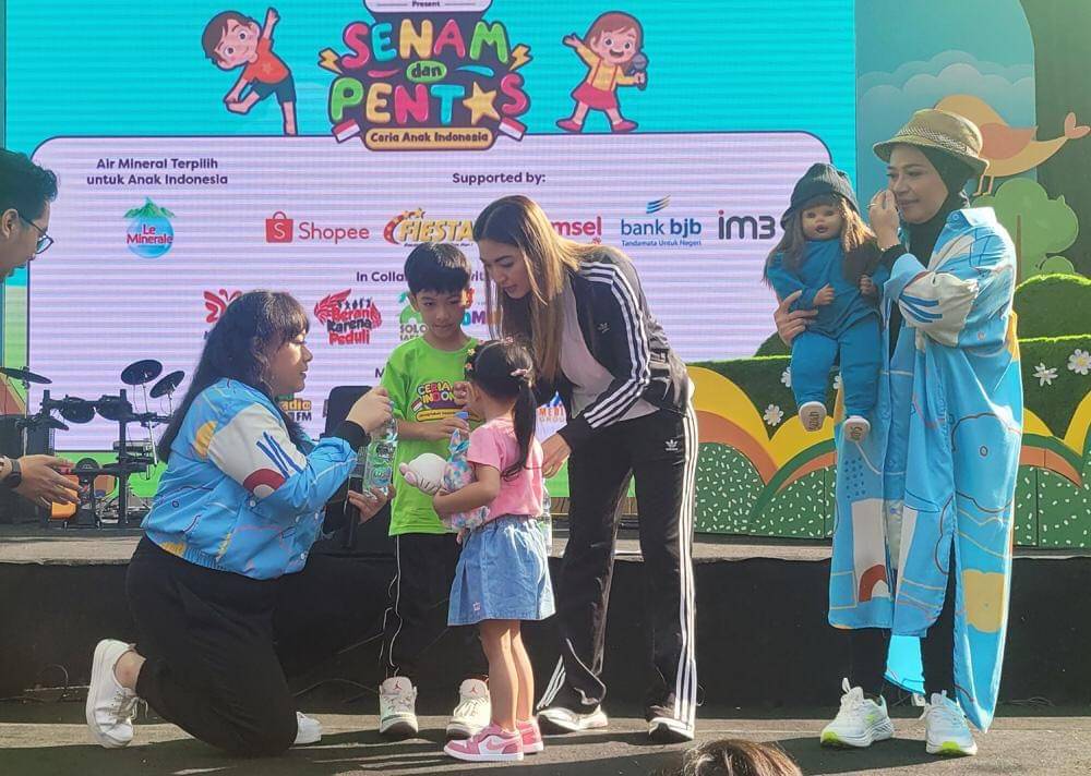 Sebanyak 1.500 anak yang menghadiri senam dan pentas ceria anak Indonesia dalam rangka acara Hari Anak Nasional (HAN) Solo Safari Park, Sabtu (29/7/2023). (dok Le Minerale)