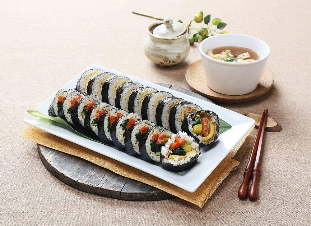 ilustrasi kimbap (commons.wikimedia.org/changupn)