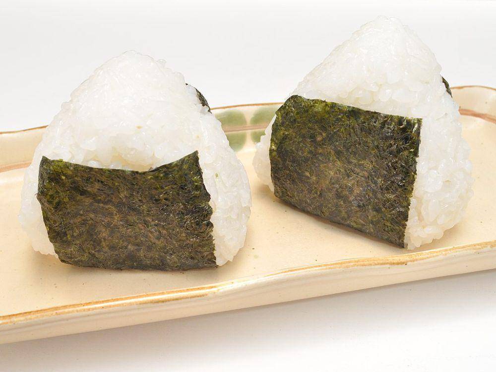 ilustrasi onigiri (commons.wikimedia.org/Ocdp)