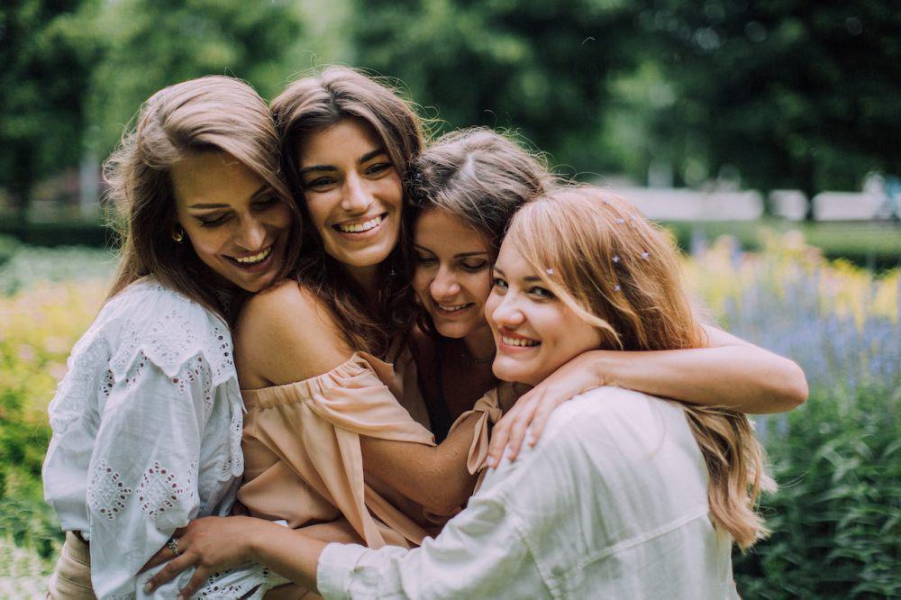 5 Zodiak Paling Akrab dengan Sepupu, Bestie Banget!