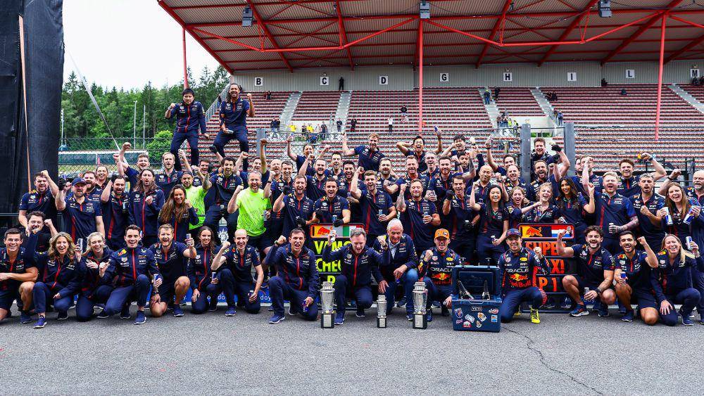 Kru dan pembalap Red Bull berfoto bersama usai meraih hasil finis 1-2 di GP Belgia 2023. (twitter.com/Oracle Red Bull Racinng)