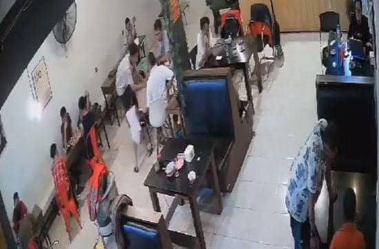 Video viral penganiayaan anak di sebuah warung kopi di Makassar. (Dok. Istimewa)