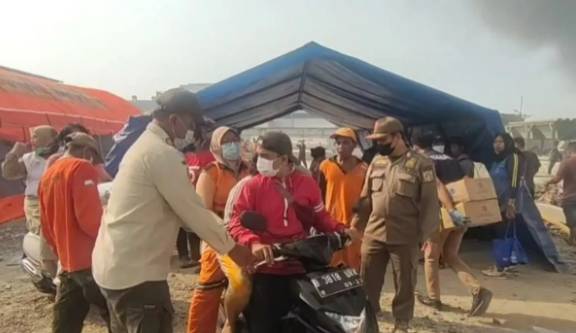 Kondisi pengurusan penyintas kebakaran di kawasan RT 01/RW 03 Kelurahan Kapuk Muara, Penjaringan, Jakarta Utara, Minggu (30/7/2023) ( ANTARA/Abdu Faisal)