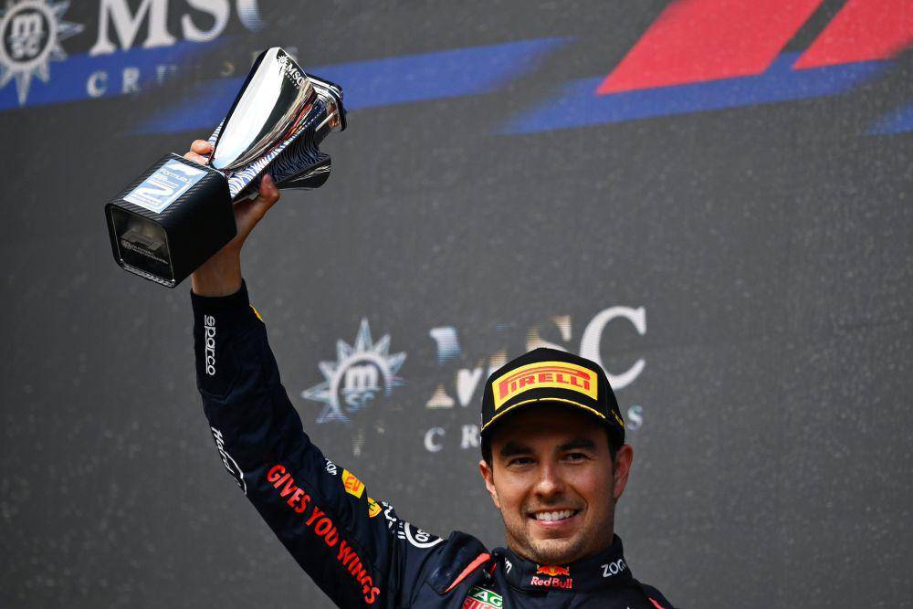 Sergio Perez mengangkat trofi juara kedua di GP Belgia 2023. (twitter.com/Sergio Perez)