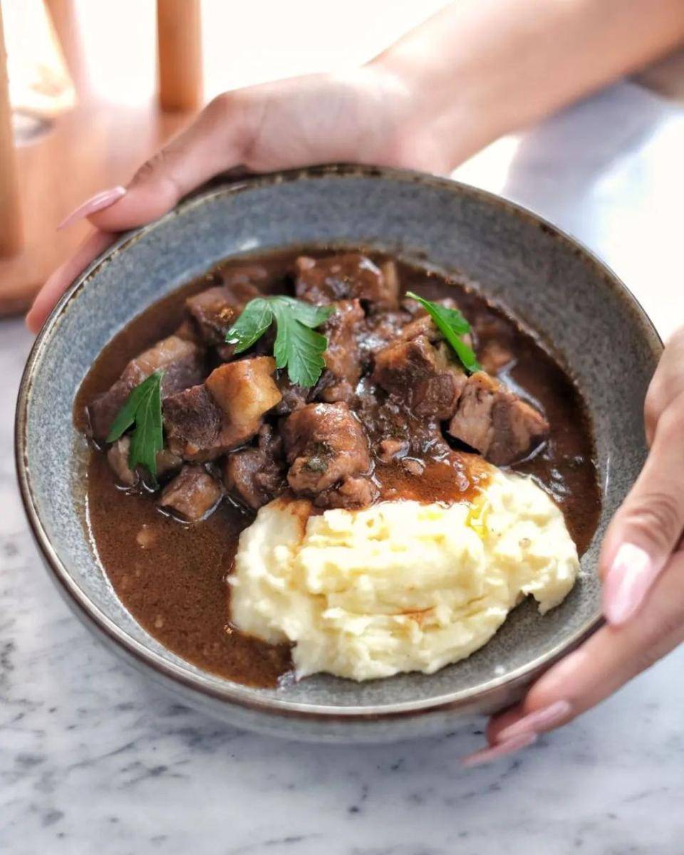 Ilustrasi menu mains (instagram.com/monsieurspoon)