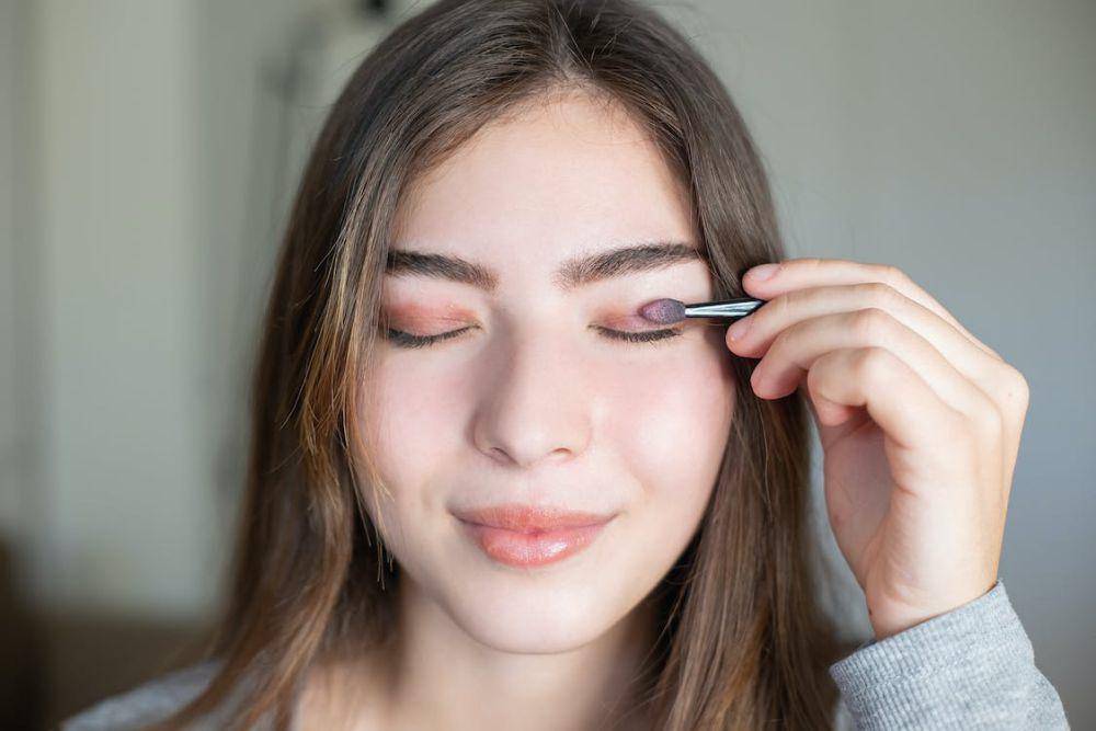 ilustrasi menggunakan eyeshadow (pexels.com/Kampus Production)