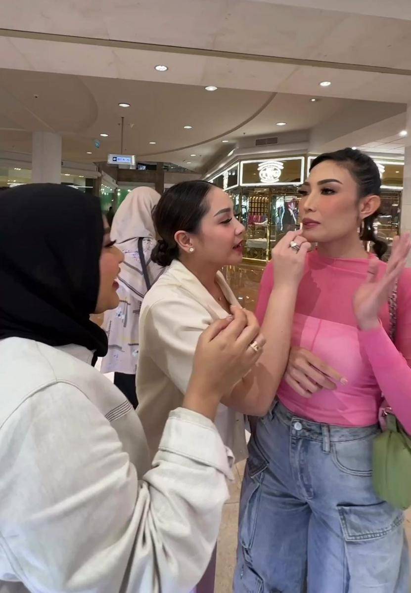 Ayu Dewi (instagram.com/mrsayudewi)
