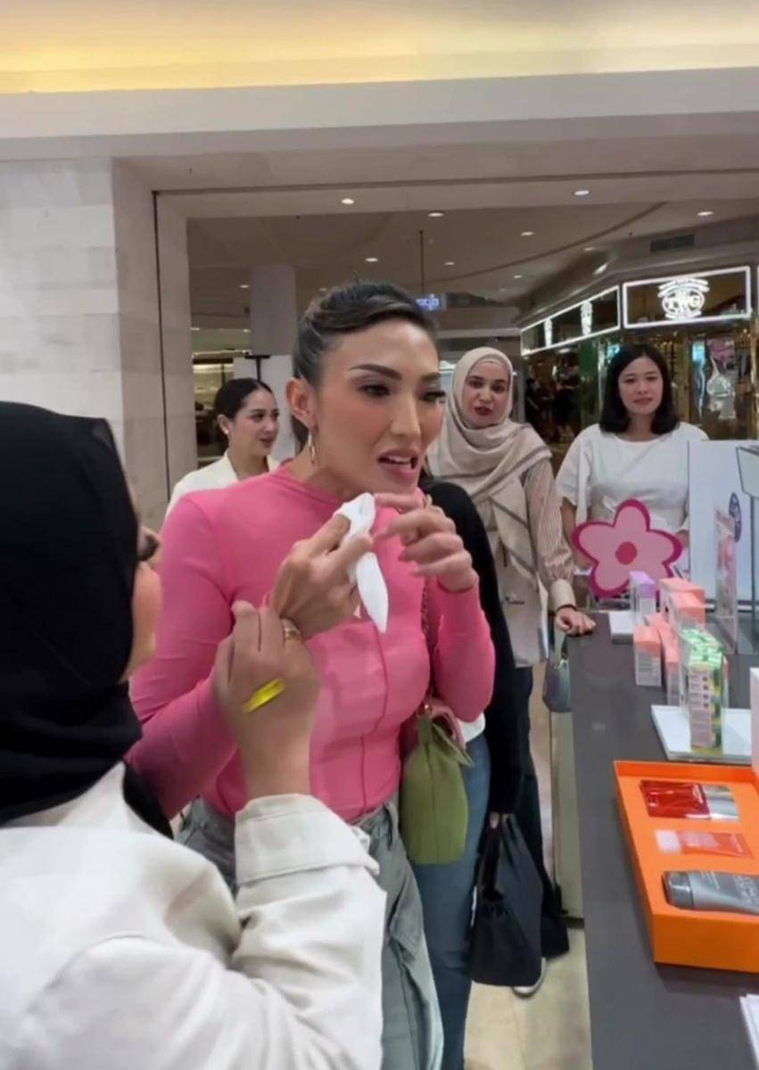 Ayu Dewi (instagram.com/mrsayudewi)