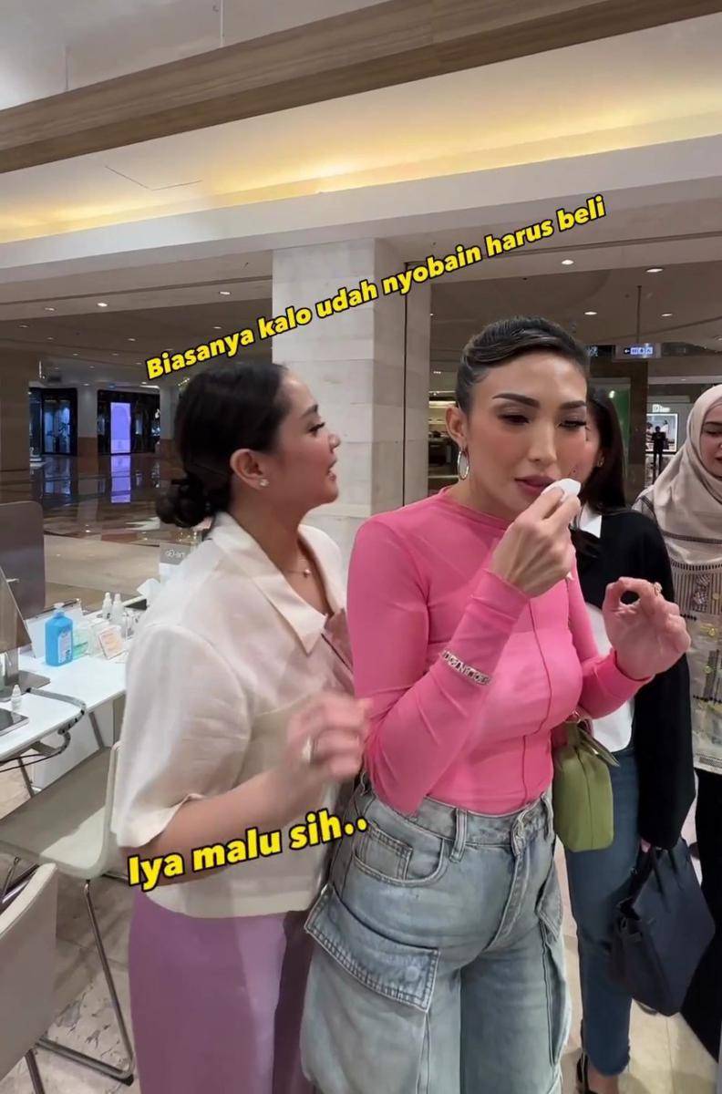 Ayu Dewi (instagram.com/mrsayudewi)