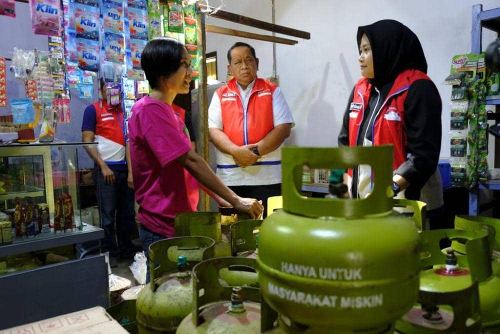 Direktur Sumber Daya Manusia (SDM) dan Penunjang Bisnis PT Pertamina Patra Niaga, Mia Krishna Anggraini (kanan) dan Executive General Manager (GM) Pertamina Patra Niaga Regional Jawa Bagian Tengah (RJBT), Aji Anom (tengah) mensidak pangkalan resmi LPG 3 kilogram di Semarang (Dok. Pertamina Patra Niaga)