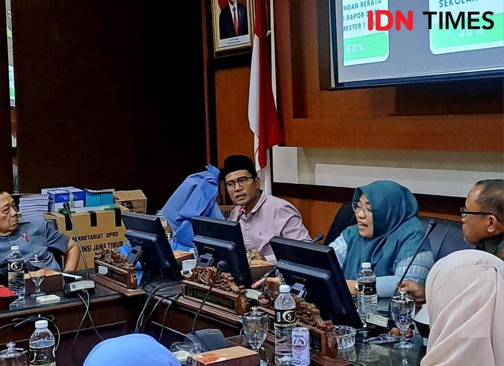 Seragam Sekolah Mahal, Program Tis-Tas Jatim Dipertanyakan