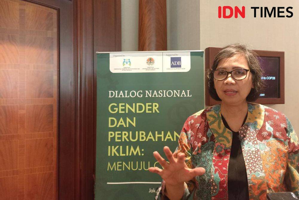 Deputi V Bidang Kesetaraan Gender Kementerian Pemberdayaan Perempuan dan Perlidungan Anak (Kemen PPPA), Leny Rosalin usai agenda Nasional tentang Gender dan Perubahan Iklim: Menuju COP-28 di Jakarta, Senin (31/7/2023). (IDN Times/Lia Hutasoit)