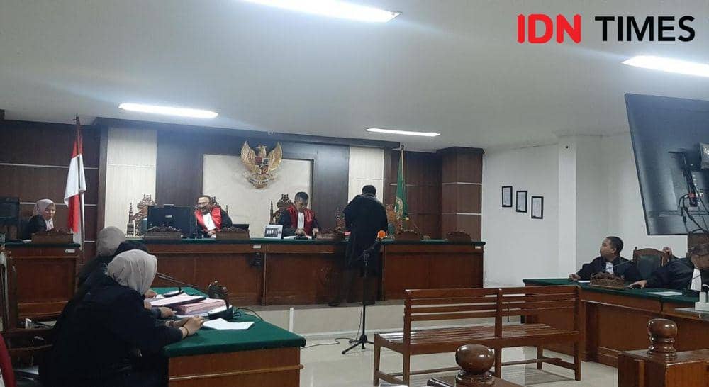 Salah satu jaksa saat menyerahkan berkas amar tuntutan kedua terdakwa korupsi PDAM Makassar ke majelis hakim. (Dahrul Amri/IDN Times Sulsel)