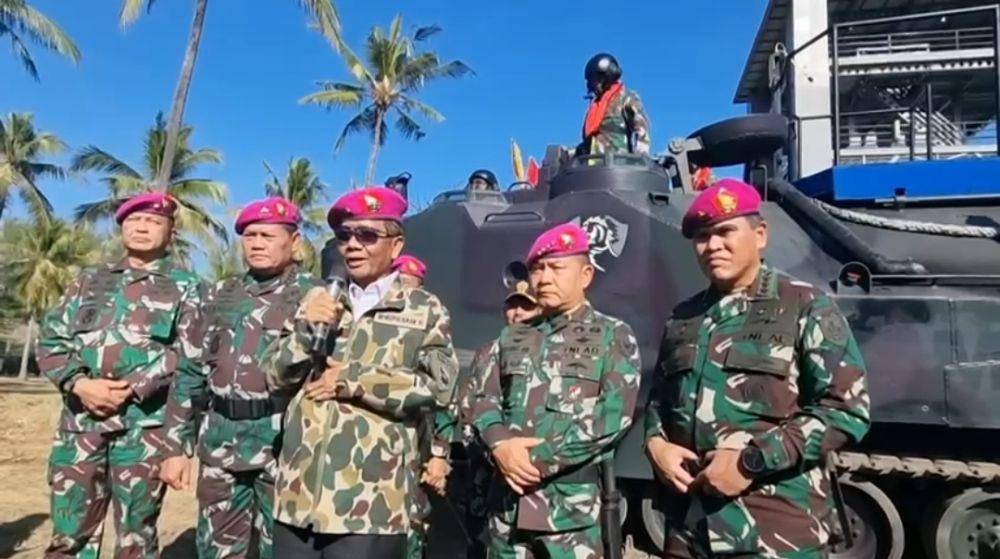 Menteri Koordinator Bidang Politik, Hukum dan Keamanan, Mahfud MD ketika mengikuti latihan gabungan di Asembagus, Jawa Timur. (Dokumentasi Kemenko Polhukam)