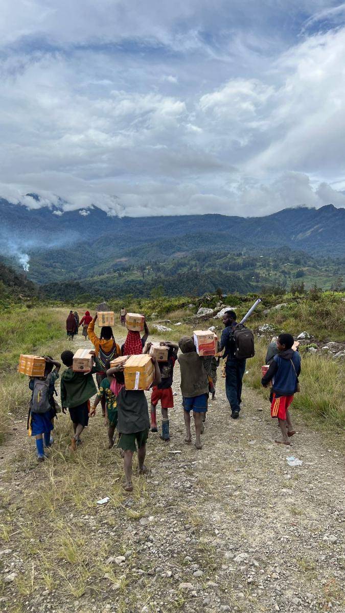 Bantuan sosial dari Panglima TNI berhasil didistribusikan di Kabupaten Puncak, Papua. (Dokumentasi Puspen TNI)