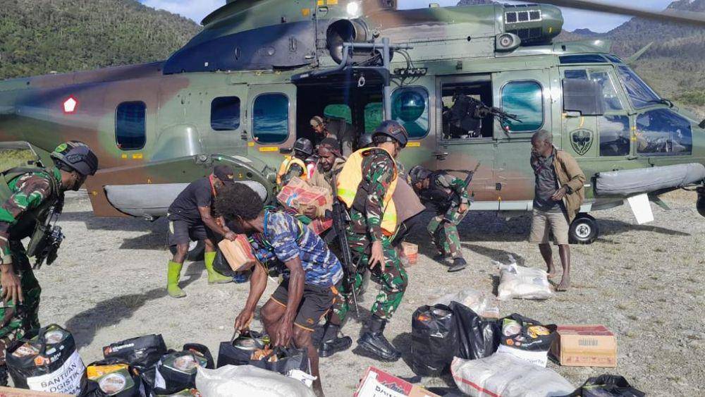 Bantuan sosial dari Panglima TNI berhasil didistribusikan di Kabupaten Puncak, Papua. (Dokumentasi Puspen TNI)