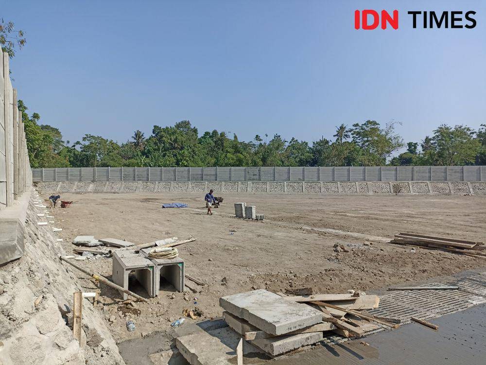 Pengerjaan TPST Tamanmartani, Selasa (1/8/2023). (IDN Times/Herlambang Jati Kusumo)