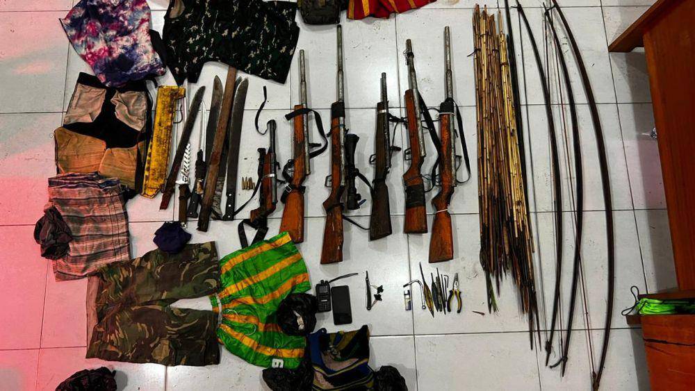 Sejumlah barang bukti yang diamankan saat penggerebekan markas KKB di Yahukimo. (IDN Times/Istimewa)