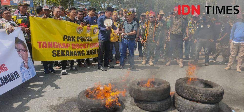 Organisasi massa kedaerahan di Kalimantan Timur (Kaltim) murka dengan Rocky Gerung yang dianggap telah menghina Presiden Joko "Jokowi" Widodo, Selasa (1/8/2023). (IDN Times/Hilmansyah)