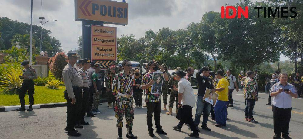 Organisasi massa kedaerahan di Kalimantan Timur (Kaltim) murka dengan Rocky Gerung yang dianggap telah menghina Presiden Joko "Jokowi" Widodo, Selasa (1/8/2023). (IDN Times/Hilmansyah)