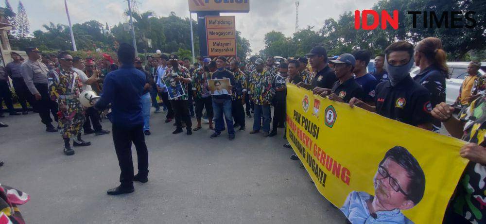 Organisasi massa kedaerahan di Kalimantan Timur (Kaltim) murka dengan Rocky Gerung yang dianggap telah menghina Presiden Joko "Jokowi" Widodo, Selasa (1/8/2023). (IDN Times/Hilmansyah)