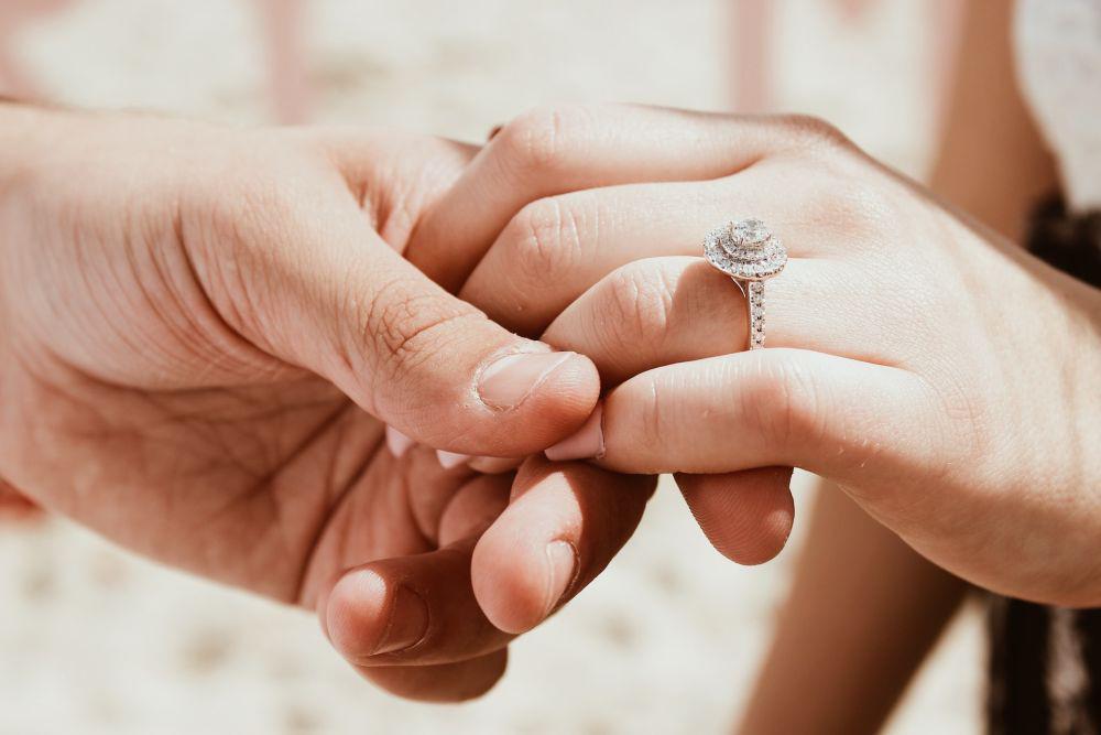 10 Model Cincin Tunangan Terbaru 2023 dari Simpel hingga Mewah