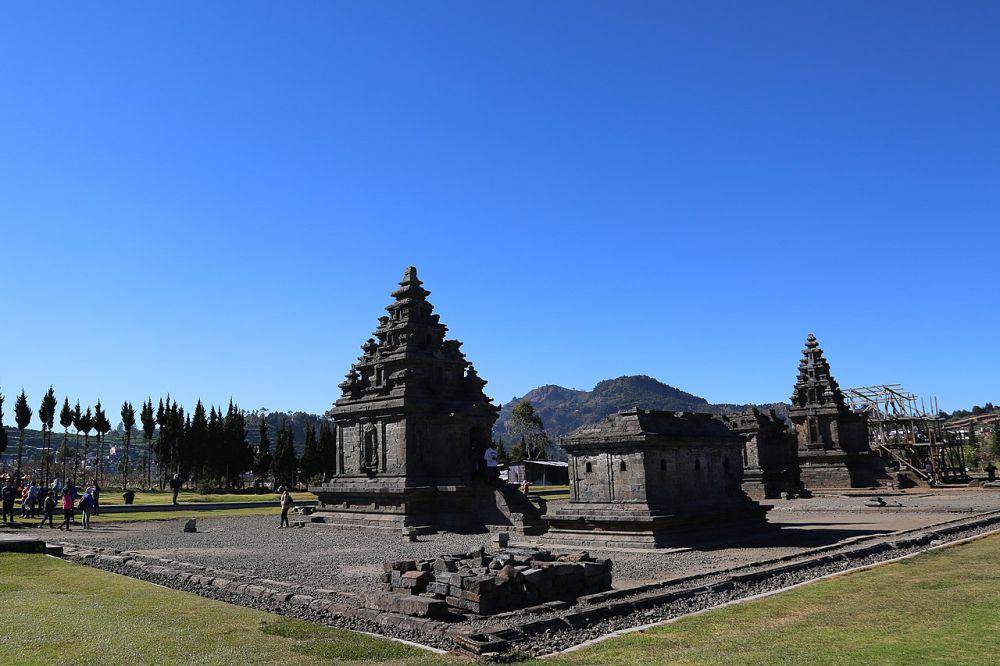 Dieng (commons.wikimedia.org/Mjnspt)