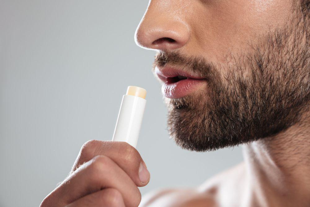 5 Rekomendasi Lip Balm untuk Pria, Melembapkan Bibir Kering!