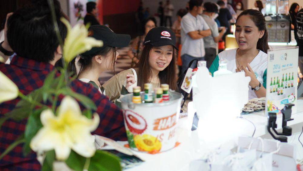 Brand lokal Happy Soju melakukan aktivitas menarik selama gelaran internasional Food & Hotel Indonesia 2023. (Dok. Istimewa)