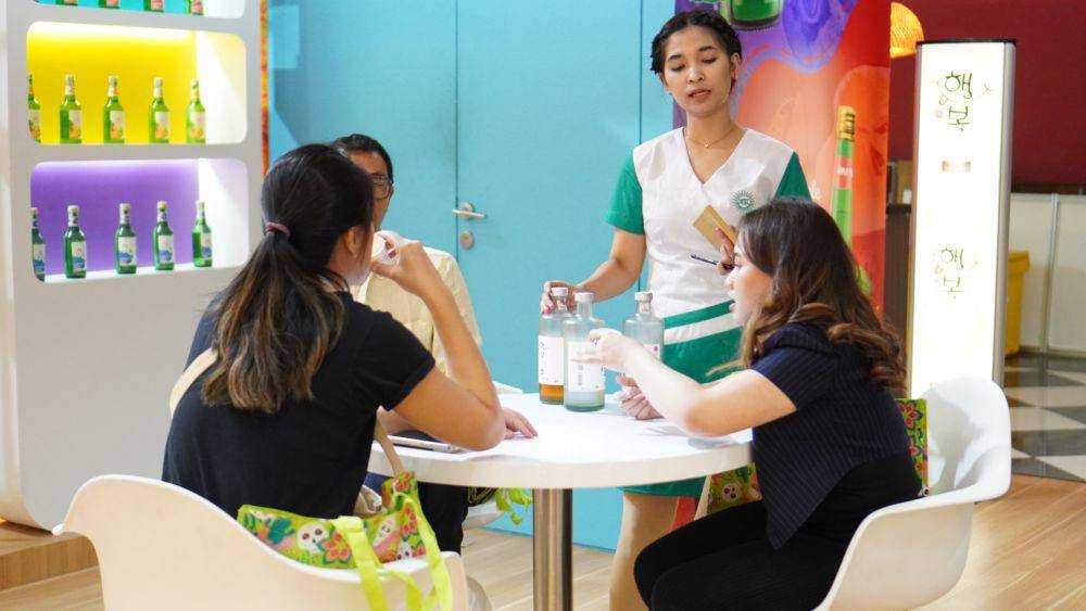 Brand lokal Happy Soju melakukan aktivitas menarik selama gelaran internasional Food & Hotel Indonesia 2023. (Dok. Istimewa)