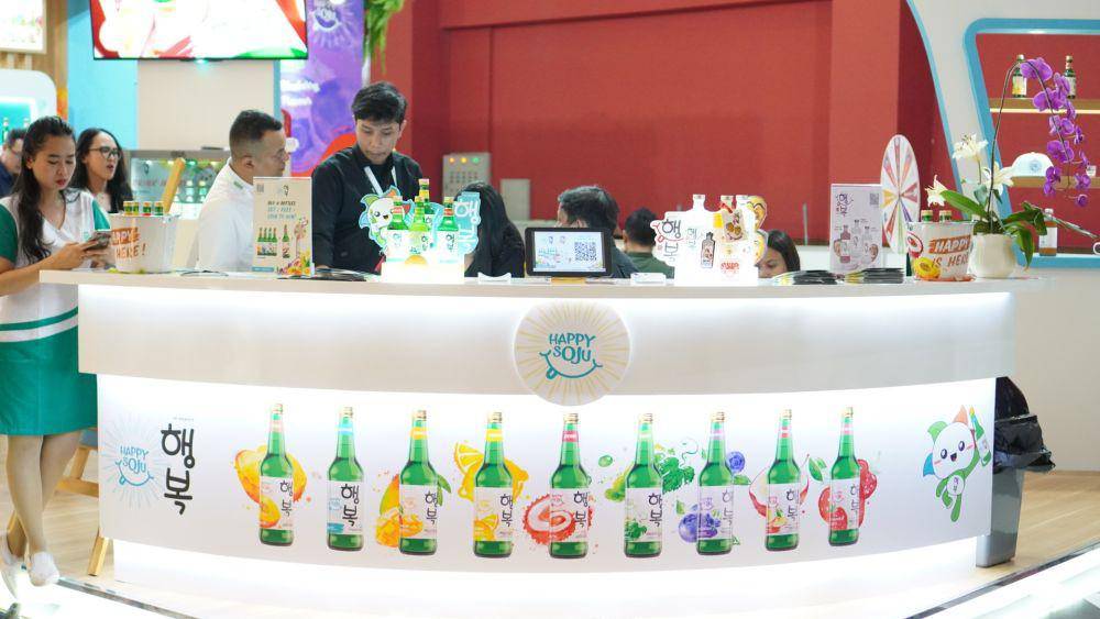 Brand lokal Happy Soju melakukan aktivitas menarik selama gelaran internasional Food & Hotel Indonesia 2023. (Dok. Istimewa)