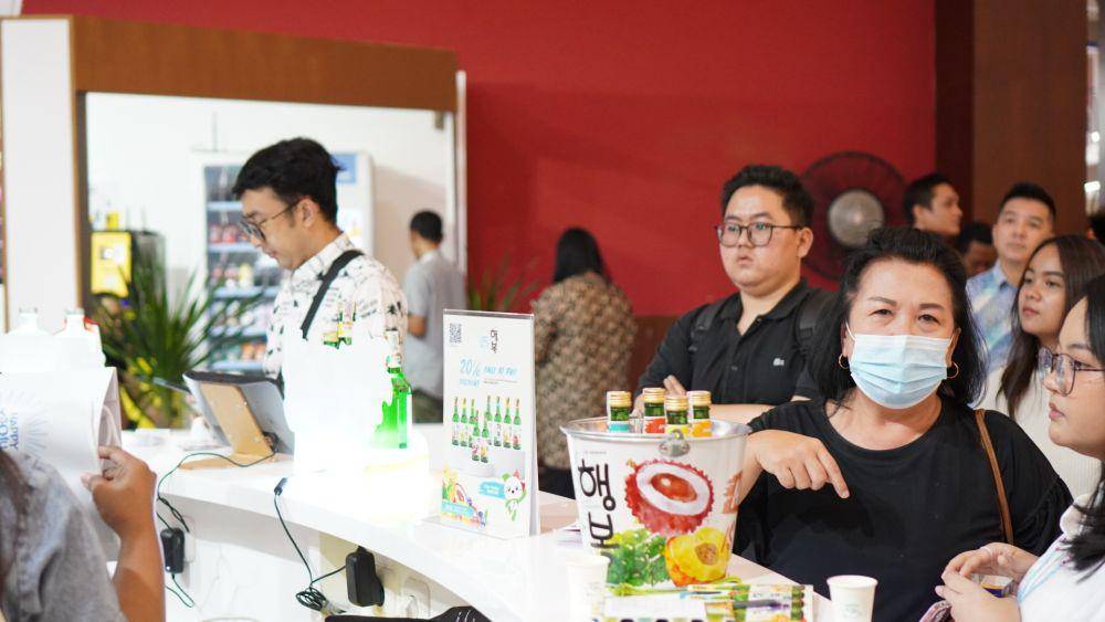 Brand lokal Happy Soju melakukan aktivitas menarik selama gelaran internasional Food & Hotel Indonesia 2023. (Dok. Istimewa)