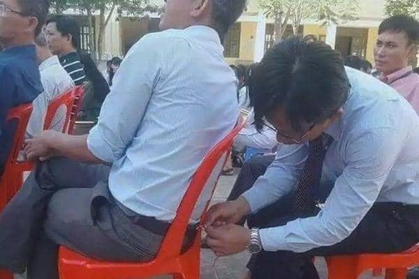 7 Potret Detik-detik Apes karena Teman, Gak Sadar Lagi Dikerjain