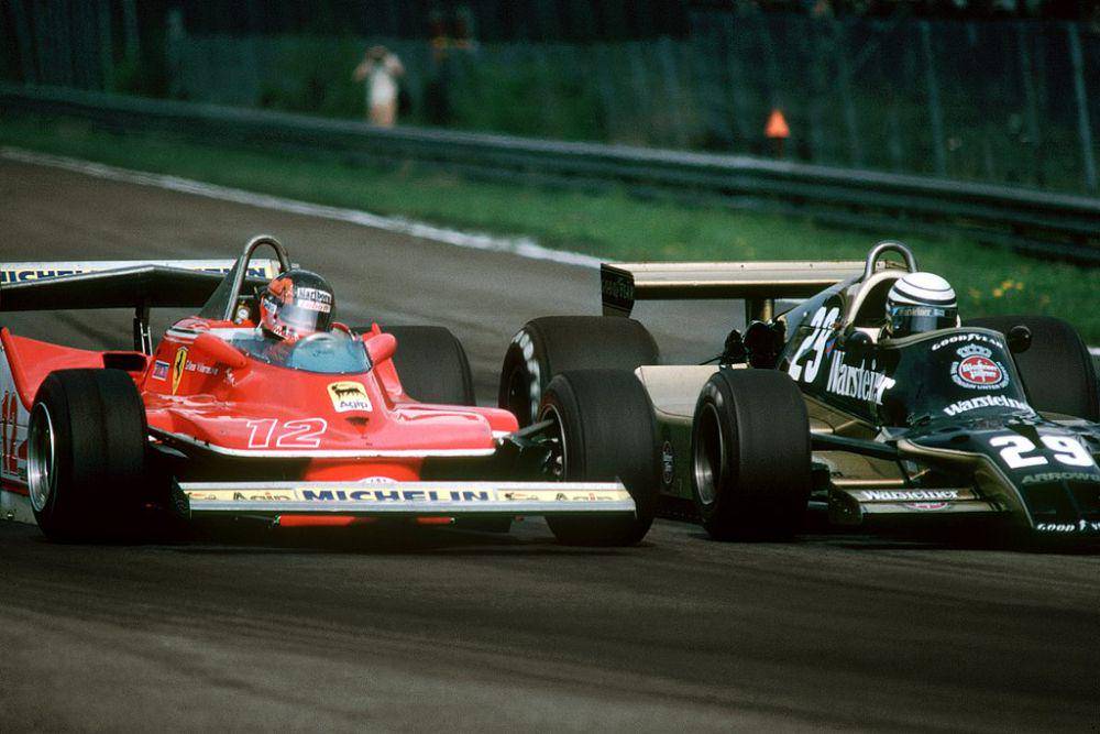 Gilles Villeneuve (kiri) berusaha menyalip Riccardo Patrese (kanan). (commons.wikimedia.org/John)