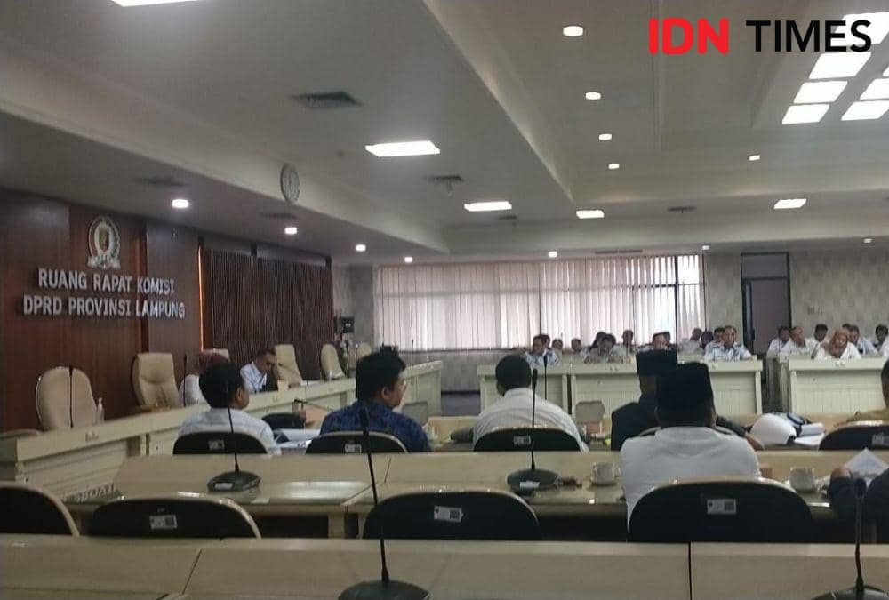 Komisi IV DPRD Lampung dan Balai Pelaksanaan Jalan Nasional Lampung (BPJN) Lampung, serta Dinas Perhubungan Lampung dan Dinas Bina Marga dan Bina Konstruksi Lampung. (IDN Times/Tama Yudha Wiguna)